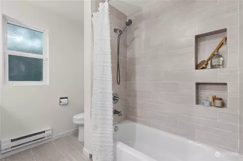 Bath - 4817 Bayview Ln, Everett, WA 98203 photo 2 of 4