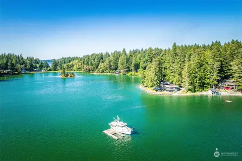 1343 Lower Marine Dr, Bremerton, WA 98312