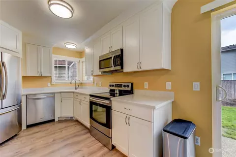 Kitchen - 19621 84th Ave E, Spanaway, WA 98387 photo 3 of 4