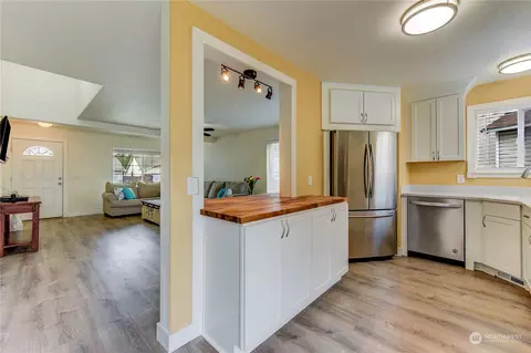 Kitchen - 19621 84th Ave E, Spanaway, WA 98387 photo 2 of 4