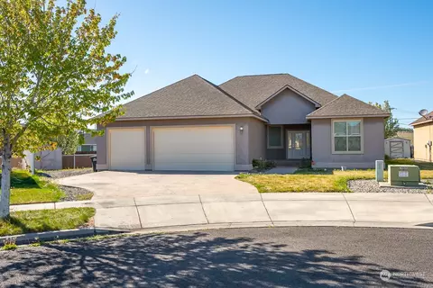 618 Torrey Pines Dr, Moses Lake, WA 98837