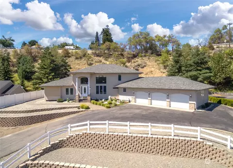8 Valley View Park Dr, Omak, WA 98841