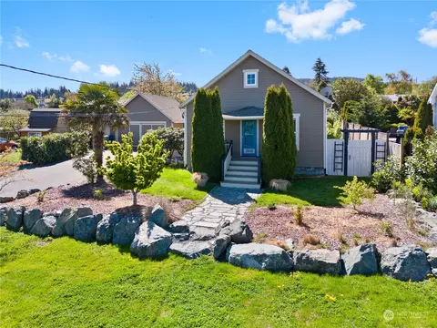 1215 37th St, Anacortes, WA 98221