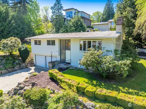 825 103rd Ave SE, Bellevue, WA 98004