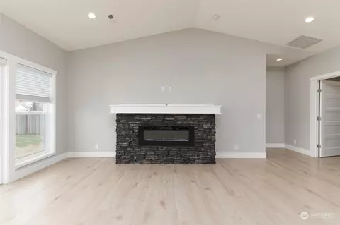 Living - 1102 Falcon Ct, Everson, WA 98247 photo 2 of 2