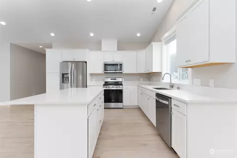 Kitchen - 1102 Falcon Ct, Everson, WA 98247 photo 2 of 2