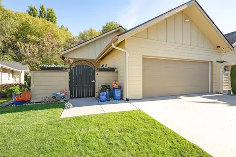 411 19th St NE #4, East Wenatchee, WA 98802