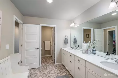 Bath - 2688 Olie Ann Pl, Enumclaw, WA 98022 photo 4 of 6
