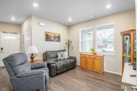 Living - 2688 Olie Ann Pl, Enumclaw, WA 98022 photo 3 of 3