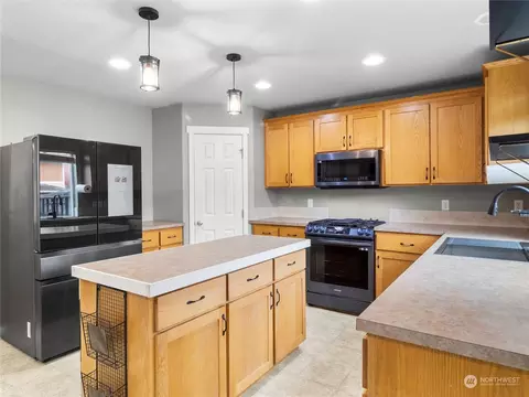 Kitchen - 4951 Switchback Loop SE, Lacey, WA 98513 photo 2 of 4