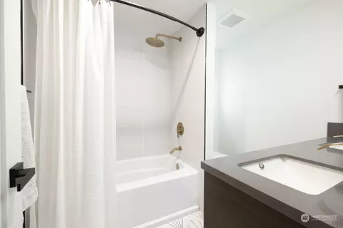 Bath - 131 29th Ave E #1, Seattle, WA 98112 photo 5 of 6