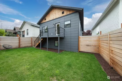 Exterior - 131 29th Ave E #1, Seattle, WA 98112 photo 5 of 7