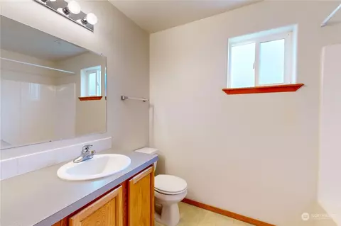 Bath - 2340 Hawk Dr, Walla Walla, WA 99362 photo 5 of 6