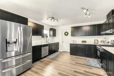 Kitchen - 202 Mazza St NE, Orting, WA 98360 photo 2 of 5