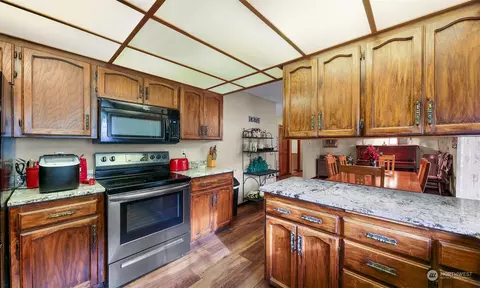Kitchen - 8665 Kendall Rd, Maple Falls, WA 98266 photo 4 of 6