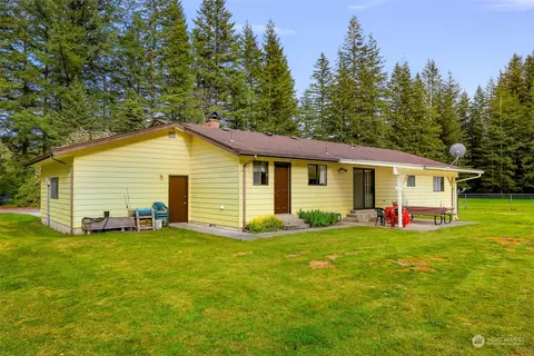 Exterior - 8665 Kendall Rd, Maple Falls, WA 98266 photo 4 of 8