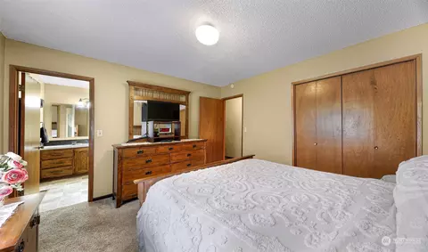 Bedroom - 8665 Kendall Rd, Maple Falls, WA 98266 photo 3 of 7