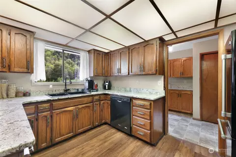 Kitchen - 8665 Kendall Rd, Maple Falls, WA 98266 photo 2 of 6