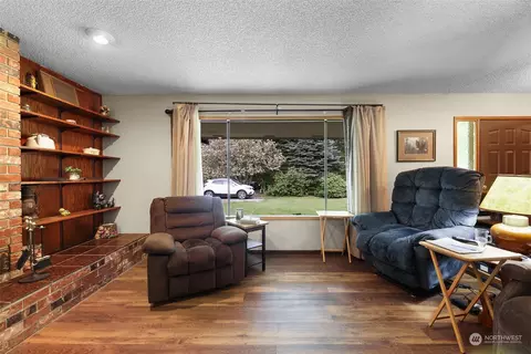Living - 8665 Kendall Rd, Maple Falls, WA 98266 photo 2 of 6