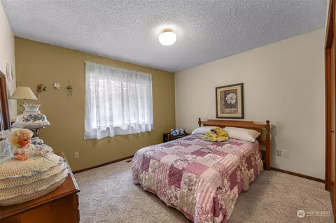 Bedroom - 8665 Kendall Rd, Maple Falls, WA 98266 photo 4 of 7