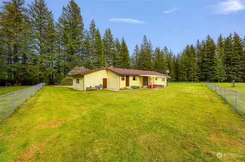 Exterior - 8665 Kendall Rd, Maple Falls, WA 98266 photo 3 of 8