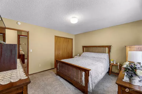 Bedroom - 8665 Kendall Rd, Maple Falls, WA 98266 photo 2 of 7