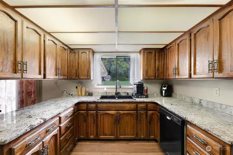 Kitchen - 8665 Kendall Rd, Maple Falls, WA 98266 photo 3 of 6