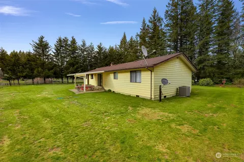 Exterior - 8665 Kendall Rd, Maple Falls, WA 98266 photo 6 of 8