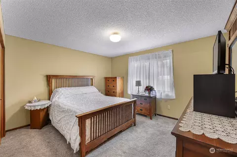 Bedroom - 8665 Kendall Rd, Maple Falls, WA 98266 photo 1 of 7