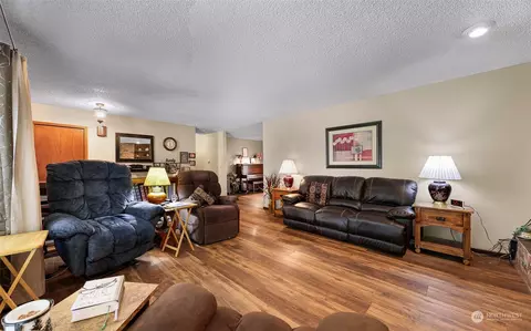 Living - 8665 Kendall Rd, Maple Falls, WA 98266 photo 4 of 6