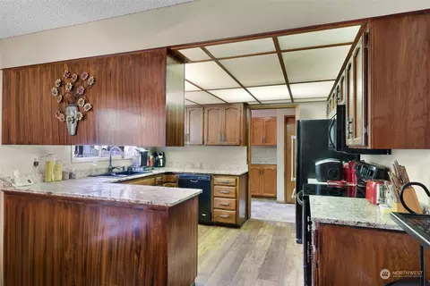 Kitchen - 8665 Kendall Rd, Maple Falls, WA 98266 photo 1 of 6