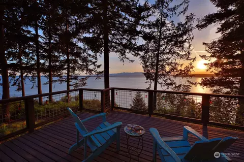 6828 Sills Rd, Clinton, WA 98236