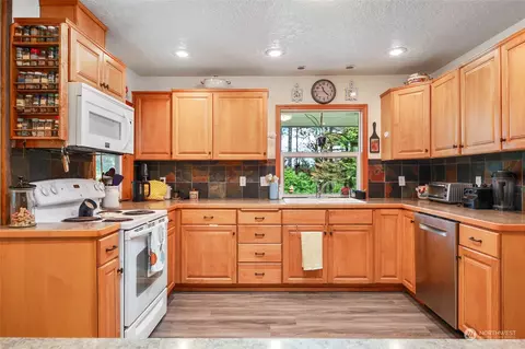 Kitchen - 619 Middle Fork Rd, Onalaska, WA 98570 photo 3 of 3