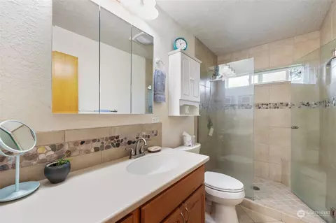 Bath - 619 Middle Fork Rd, Onalaska, WA 98570 photo 1 of 2