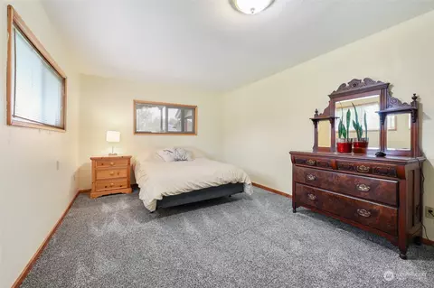 Bedroom - 619 Middle Fork Rd, Onalaska, WA 98570 photo 3 of 4