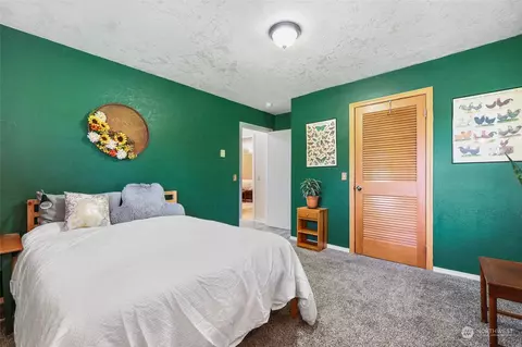 Bedroom - 619 Middle Fork Rd, Onalaska, WA 98570 photo 1 of 4