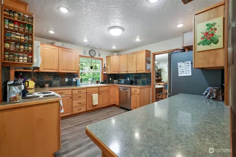 Kitchen - 619 Middle Fork Rd, Onalaska, WA 98570 photo 1 of 3