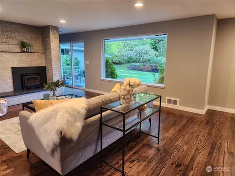 Living - 8498 Talbot Rd, Edmonds, WA 98026 photo 2 of 7