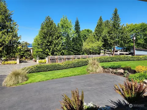 Exterior - 8498 Talbot Rd, Edmonds, WA 98026 photo 2 of 9