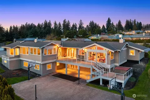 9031 NE 19th St, Clyde Hill, WA 98004