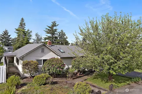 107 Montgomery St, Steilacoom, WA 98388