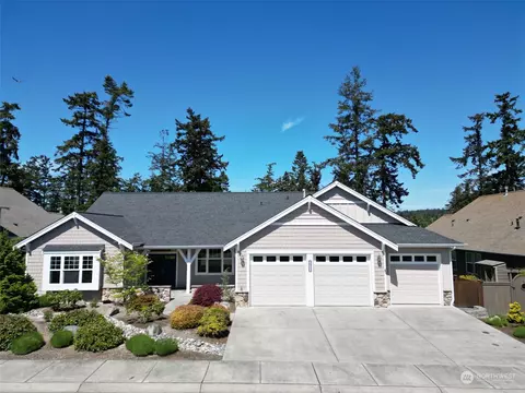 2920 SW Fairway Point Dr, Oak Harbor, WA 98277