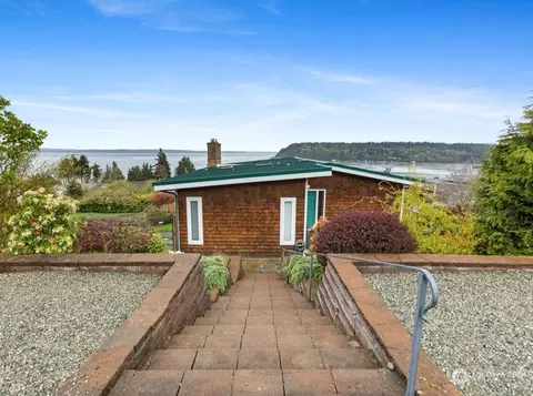 8327 Sunset Vista Ln, Clinton, WA 98236