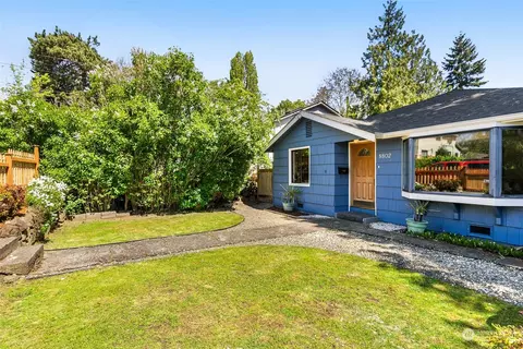 8802 Interlake Ave N, Seattle, WA 98103 photo 4