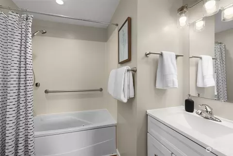 8802 Interlake Ave N, Seattle, WA 98103 photo 16