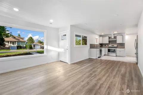 Living - 455 3rd St, Sumas, WA 98295 photo 2 of 5