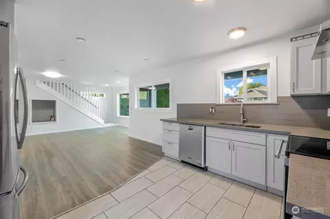Kitchen - 455 3rd St, Sumas, WA 98295 photo 3 of 3