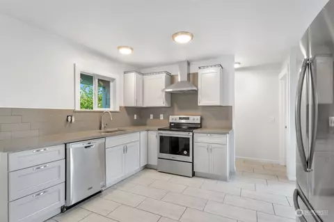 Kitchen - 455 3rd St, Sumas, WA 98295 photo 2 of 3