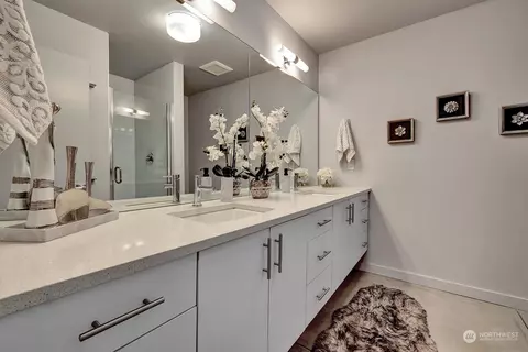 Bath - 208 26th Ave E #A, Seattle, WA 98112 photo 2 of 2