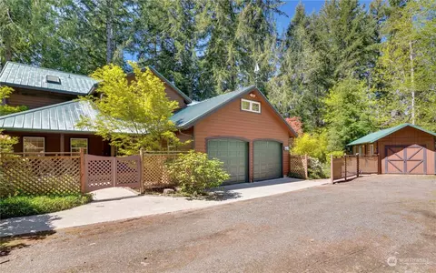 2490 E Grapeview Loop Rd, Grapeview, WA 98546